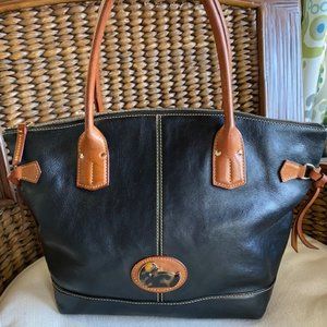 DOONEY & BOURKE  Black leather purse with tortoise shell emblem